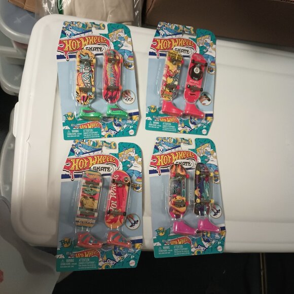 NEW Hot Wheels Skate Retro Fingerboard + Shoe Set - 4pk Each LOT OF 4 - Picture 4 of 10
